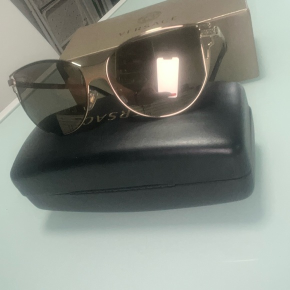 - Versace black slight yellow mirrored - Picture 1 of 7